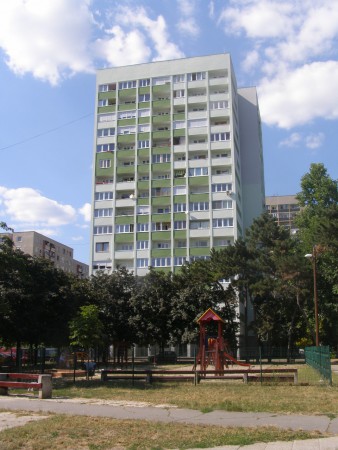 Sárgul a fű, zöldell a ház